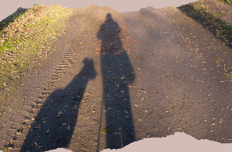 Choco und Bettina als Schatten auf einem Weg