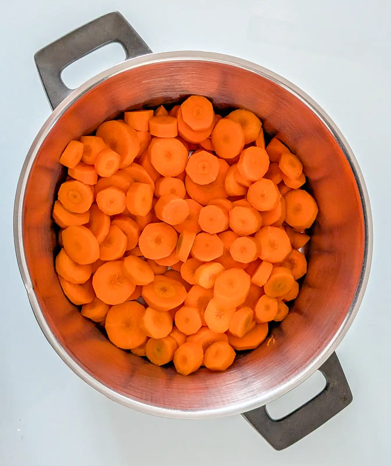 Karottenscheiben in einem großen Kochtopf für die Morosche Karottensuppe bei Durchfall
